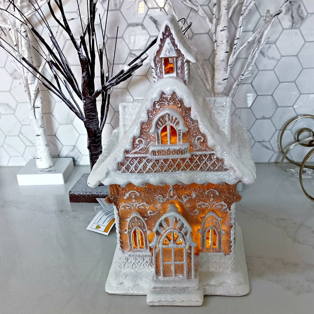 NEW! EXQUISITE LARGE LIGHT UP GINGERBREAD HOUSE DECOR